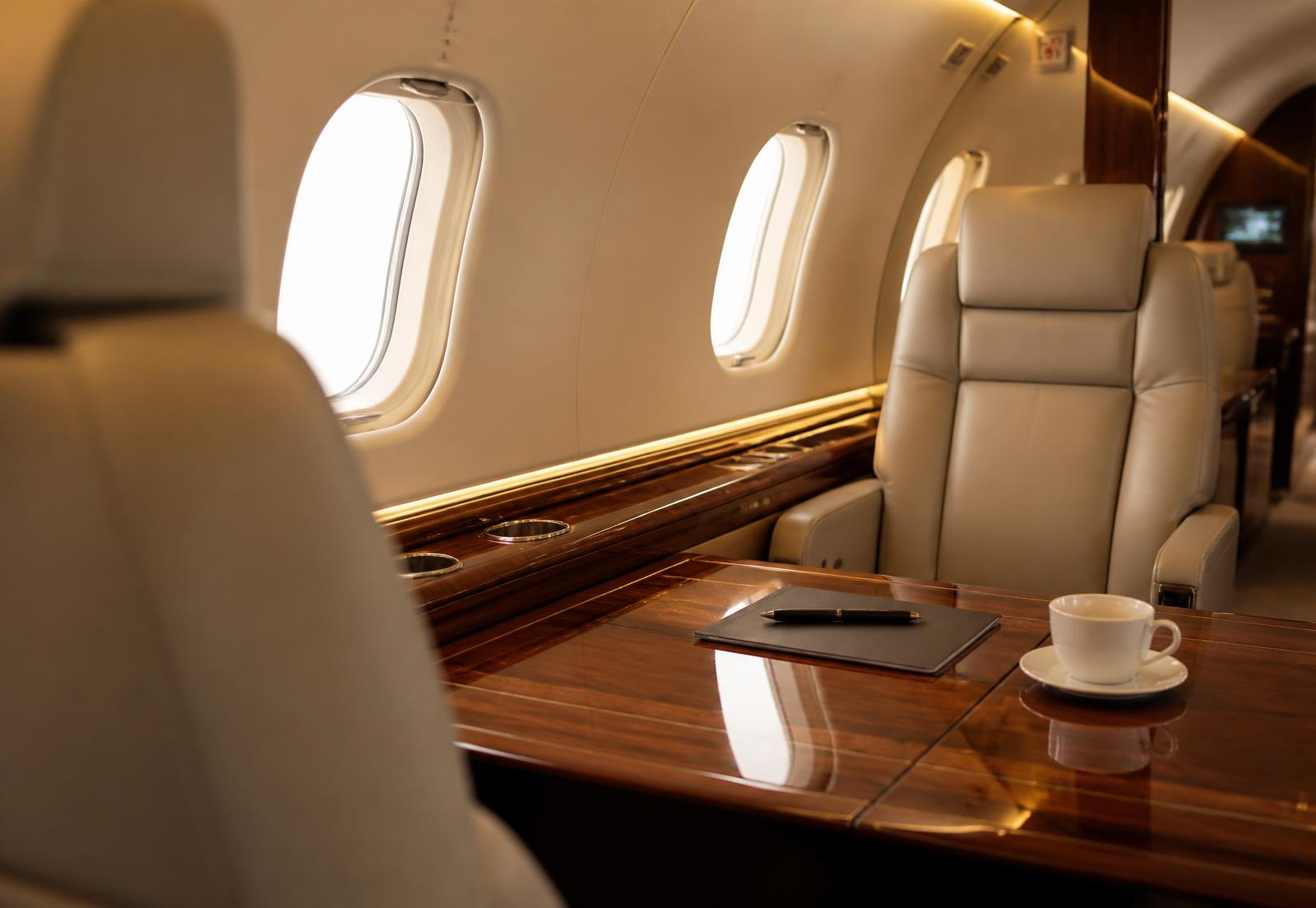 Interior de cabine executiva com poltronas em couro claro