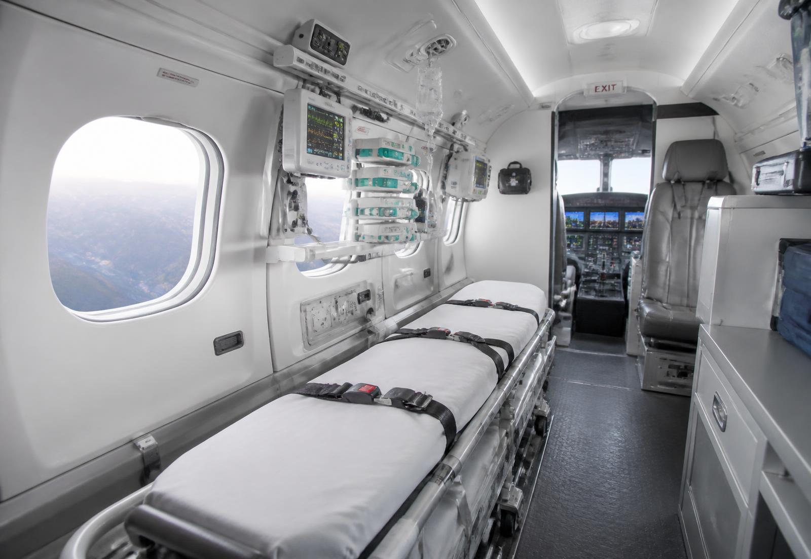 Interior de aeronave configurada para transporte aeromédico